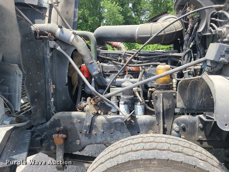 image for item MO9923 2003 Mack CL713  semi truck