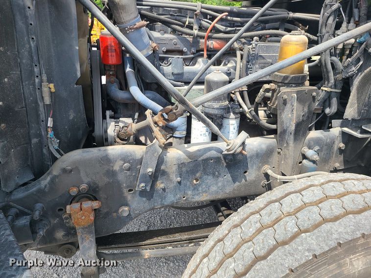 image for item MO9923 2003 Mack CL713  semi truck