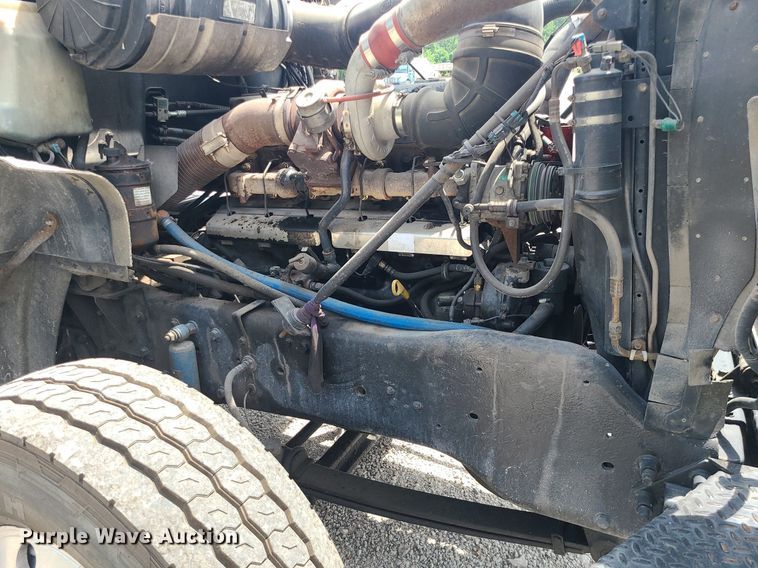 image for item MO9923 2003 Mack CL713  semi truck