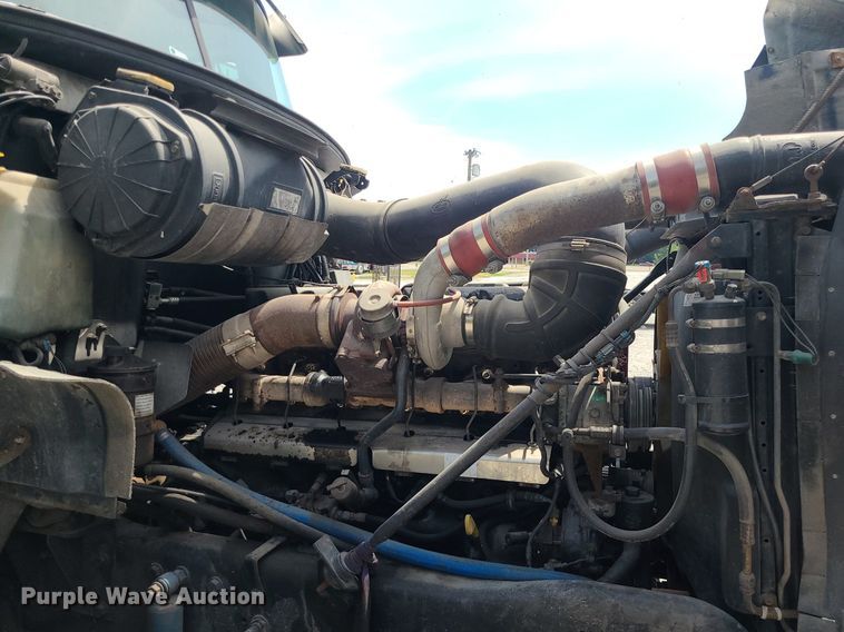 image for item MO9923 2003 Mack CL713  semi truck