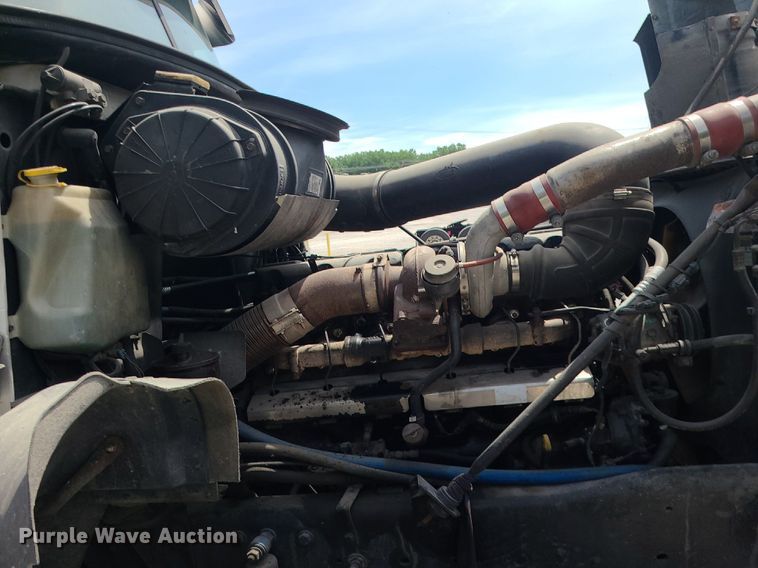 image for item MO9923 2003 Mack CL713  semi truck