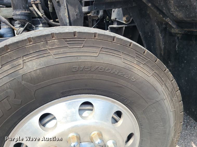 image for item MO9923 2003 Mack CL713  semi truck