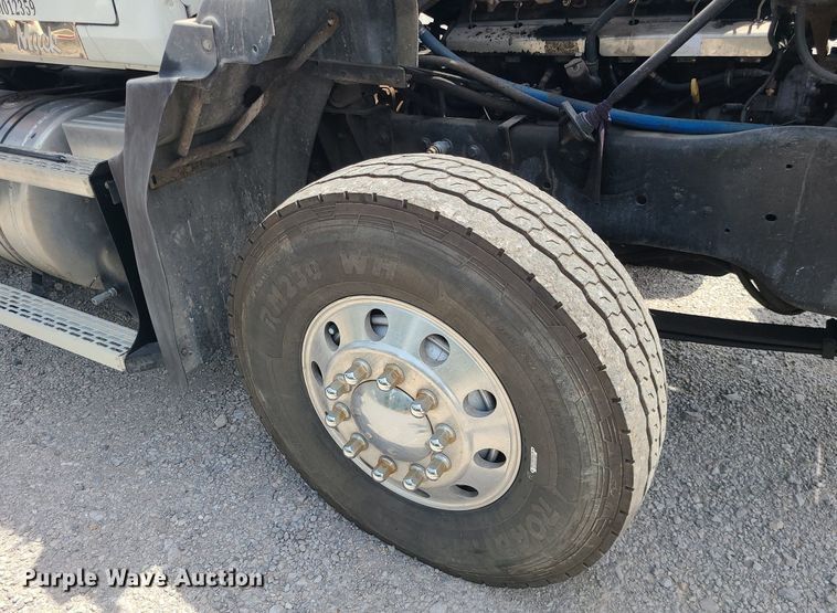 image for item MO9923 2003 Mack CL713  semi truck