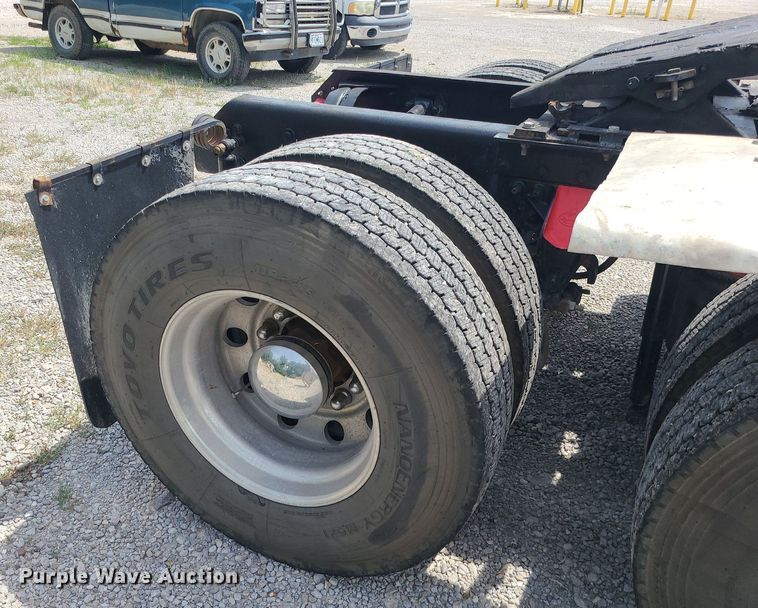 image for item MO9923 2003 Mack CL713  semi truck