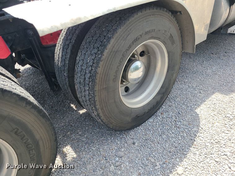 image for item MO9923 2003 Mack CL713  semi truck