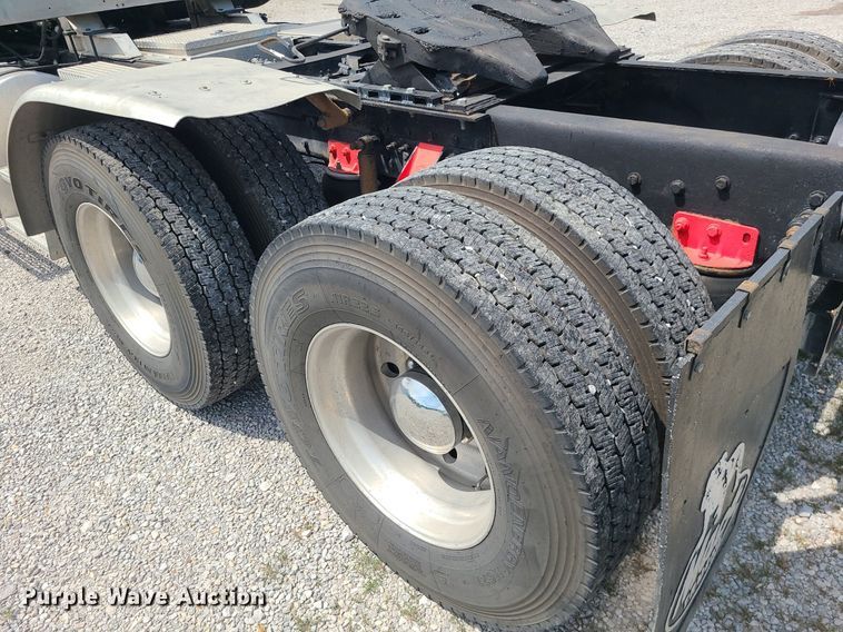 image for item MO9923 2003 Mack CL713  semi truck