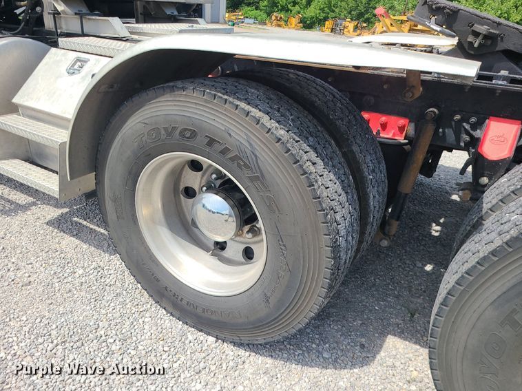 image for item MO9923 2003 Mack CL713  semi truck