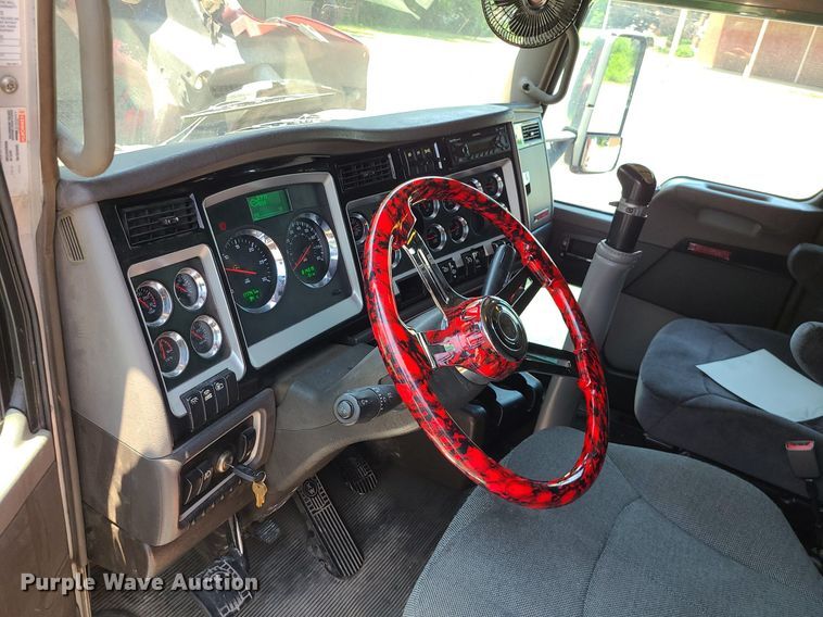 image for item MO9961 2013 Kenworth T660  semi truck