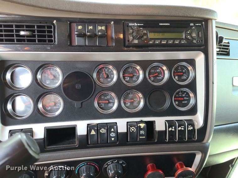 image for item MO9961 2013 Kenworth T660  semi truck