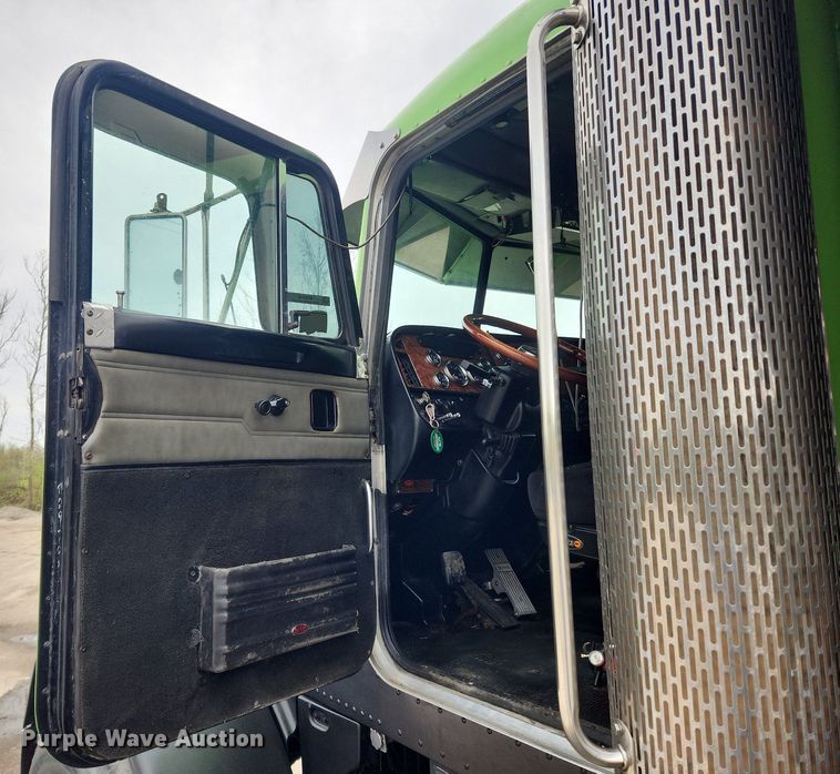 image for item MW9646 2004 Peterbilt 357 dump truck