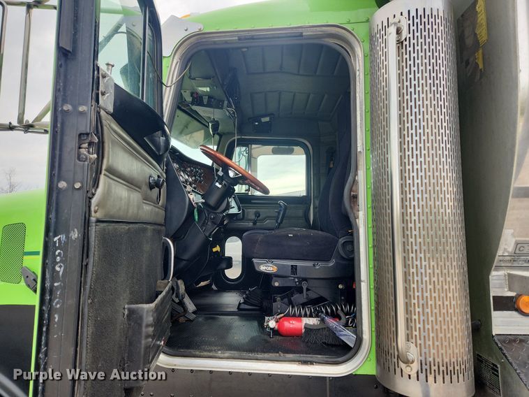 image for item MW9646 2004 Peterbilt 357 dump truck