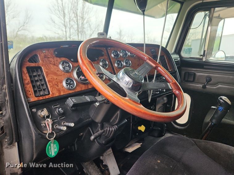 image for item MW9646 2004 Peterbilt 357 dump truck