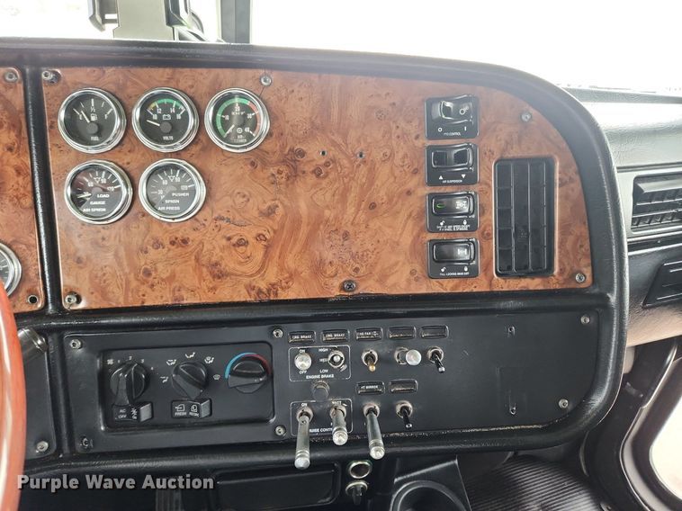 image for item MW9646 2004 Peterbilt 357 dump truck