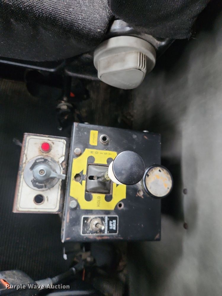 image for item MW9646 2004 Peterbilt 357 dump truck