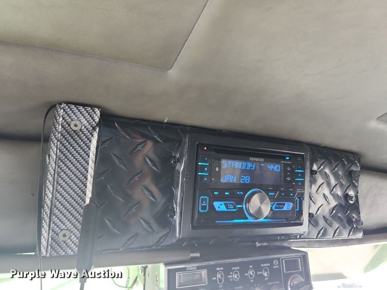 image for item MW9646 2004 Peterbilt 357 dump truck