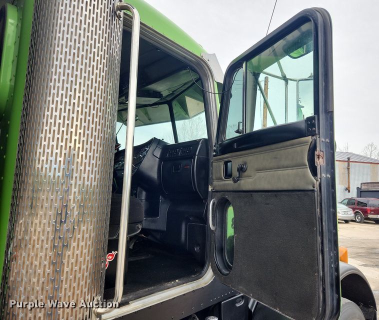 image for item MW9646 2004 Peterbilt 357 dump truck