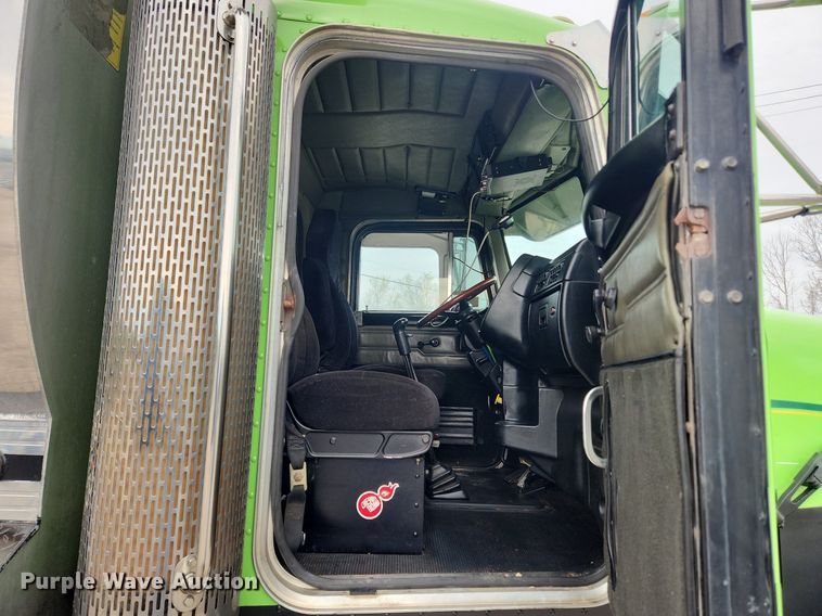 image for item MW9646 2004 Peterbilt 357 dump truck