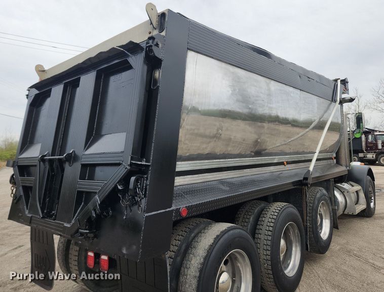 image for item MW9646 2004 Peterbilt 357 dump truck