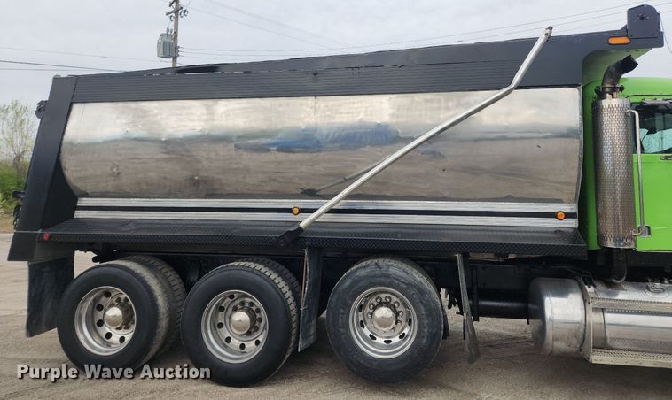 image for item MW9646 2004 Peterbilt 357 dump truck