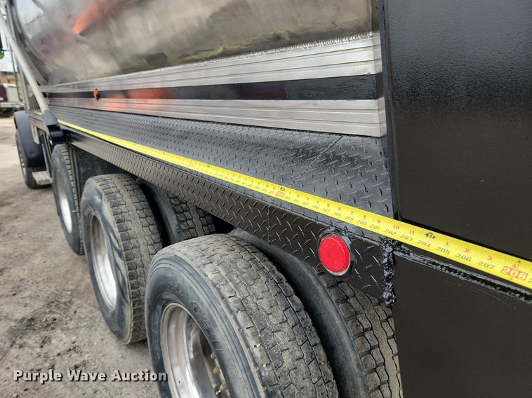 image for item MW9646 2004 Peterbilt 357 dump truck