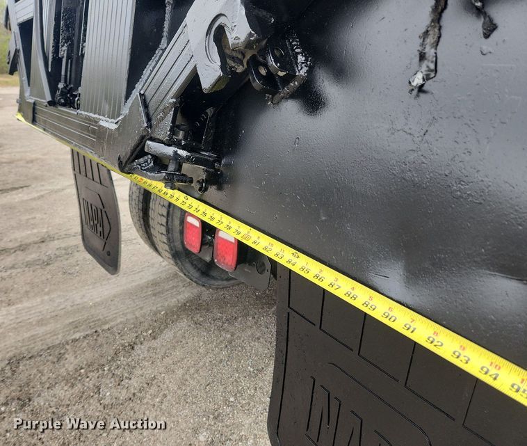 image for item MW9646 2004 Peterbilt 357 dump truck