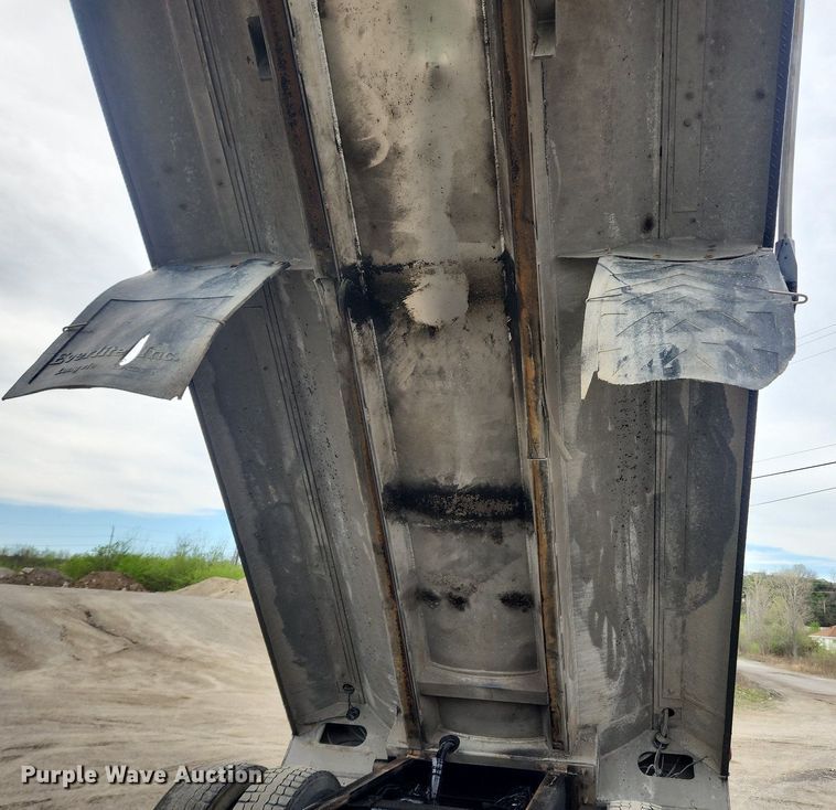 image for item MW9646 2004 Peterbilt 357 dump truck