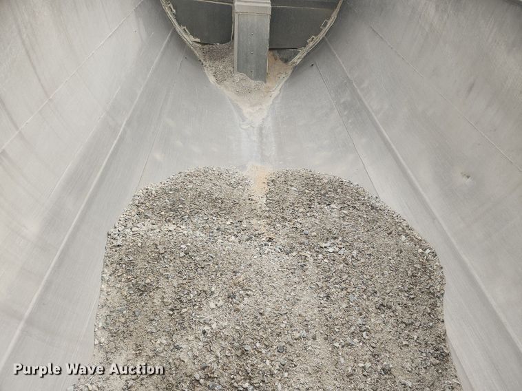 image for item MW9646 2004 Peterbilt 357 dump truck