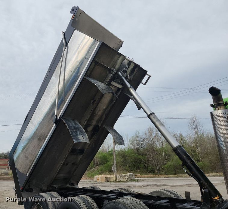 image for item MW9646 2004 Peterbilt 357 dump truck