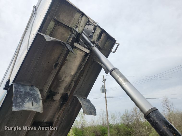 image for item MW9646 2004 Peterbilt 357 dump truck