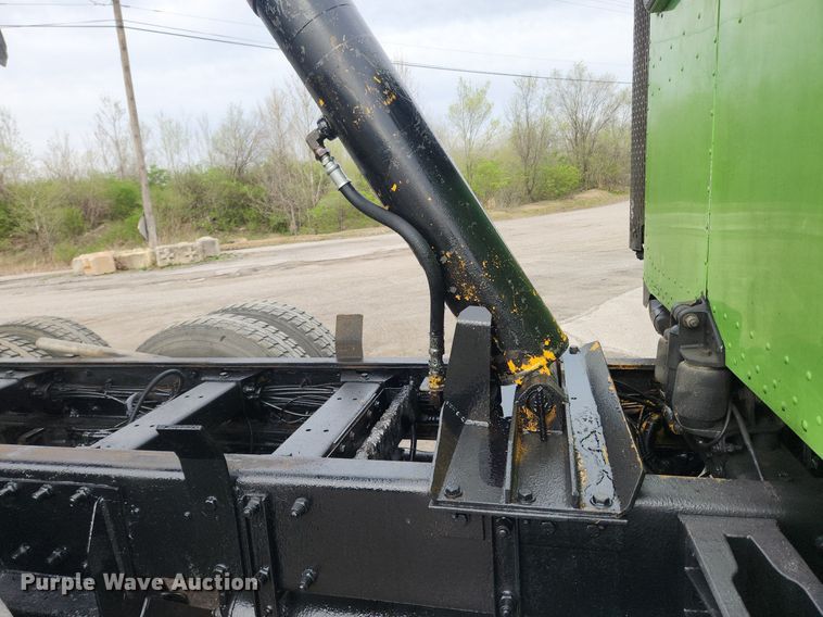 image for item MW9646 2004 Peterbilt 357 dump truck