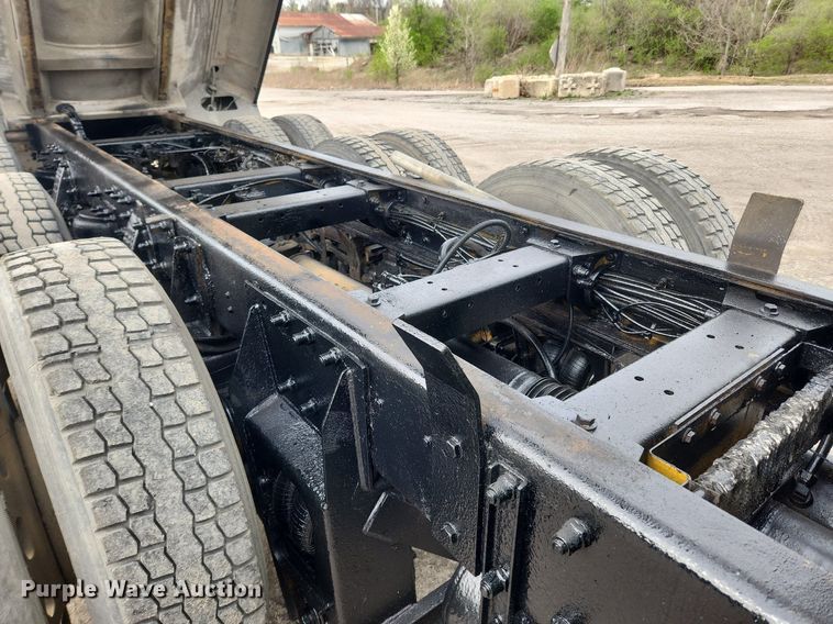 image for item MW9646 2004 Peterbilt 357 dump truck