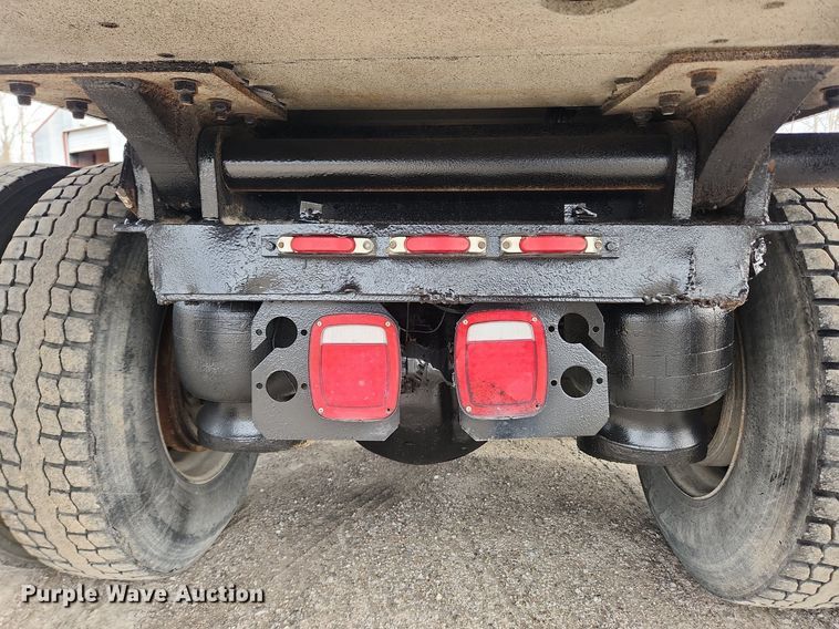 image for item MW9646 2004 Peterbilt 357 dump truck