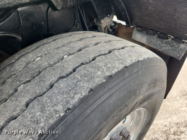 image for item MW9646 2004 Peterbilt 357 dump truck