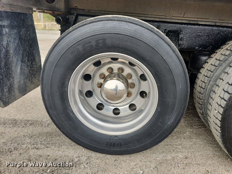 image for item MW9646 2004 Peterbilt 357 dump truck