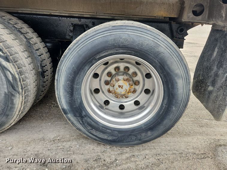 image for item MW9646 2004 Peterbilt 357 dump truck