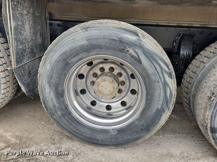 image for item MW9646 2004 Peterbilt 357 dump truck