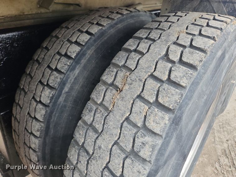 image for item MW9646 2004 Peterbilt 357 dump truck