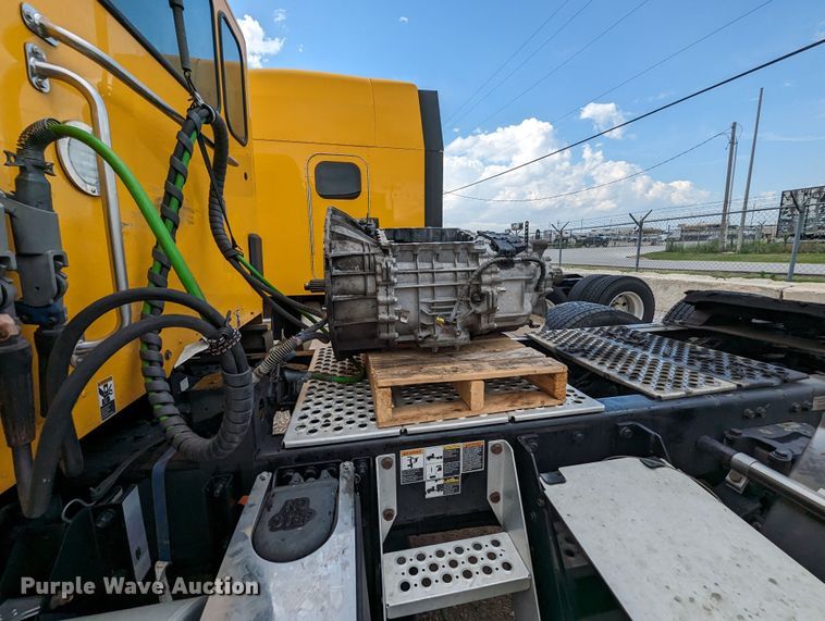 image for item MY9442 2019 Kenworth T680  semi truck