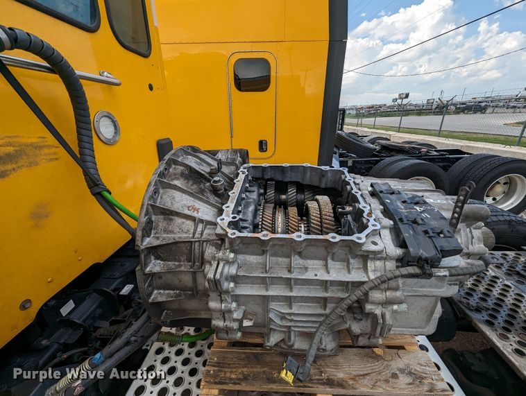 image for item MY9442 2019 Kenworth T680  semi truck