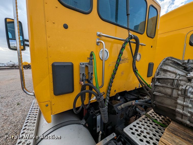 image for item MY9442 2019 Kenworth T680  semi truck