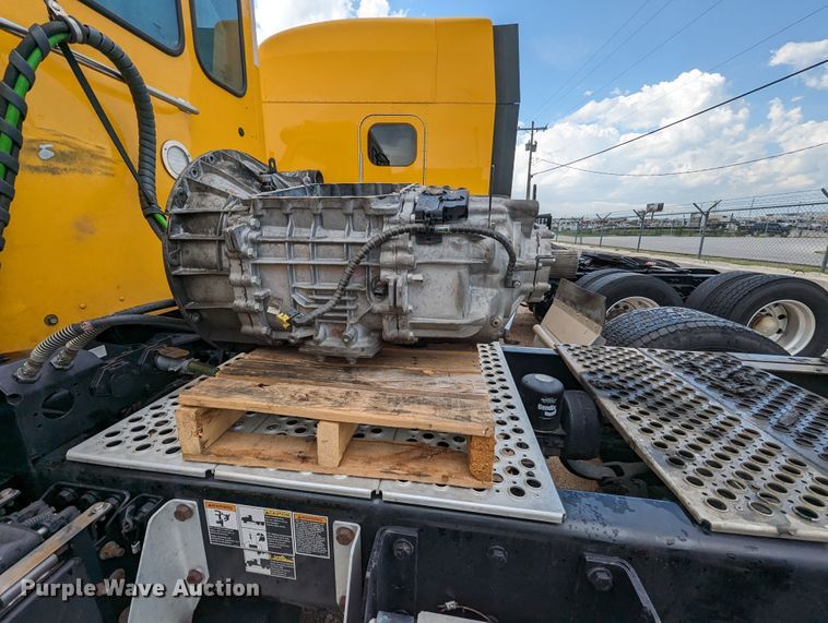 image for item MY9442 2019 Kenworth T680  semi truck