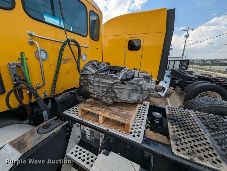 image for item MY9442 2019 Kenworth T680  semi truck