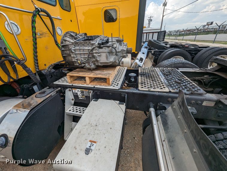 image for item MY9442 2019 Kenworth T680  semi truck