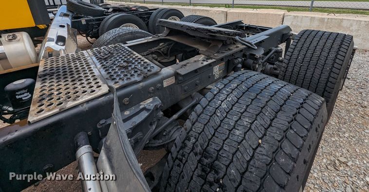 image for item MY9442 2019 Kenworth T680  semi truck