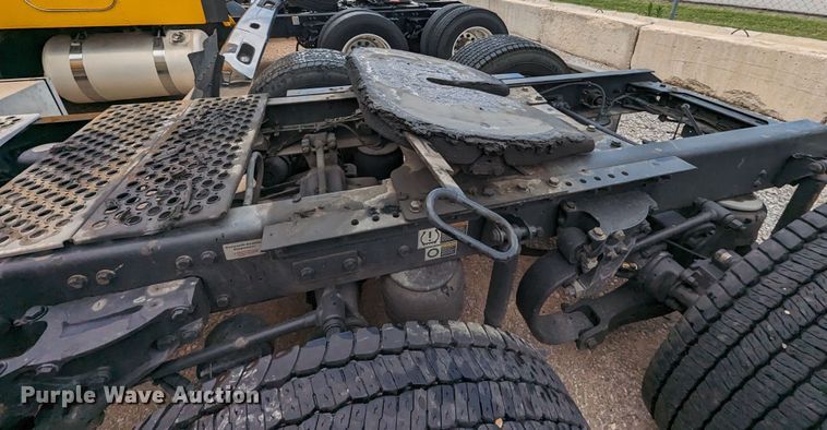 image for item MY9442 2019 Kenworth T680  semi truck