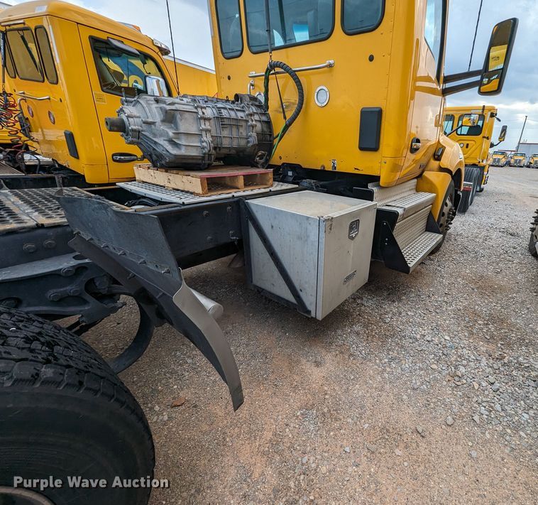 image for item MY9442 2019 Kenworth T680  semi truck