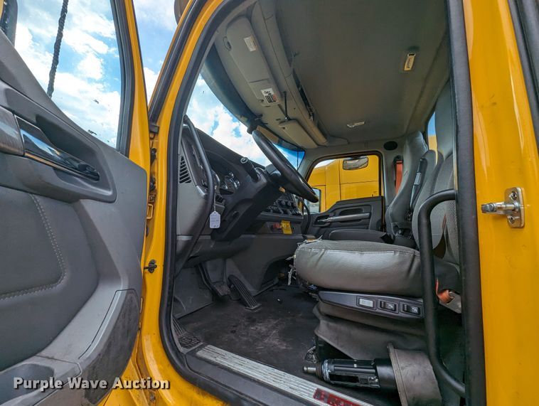 image for item MY9442 2019 Kenworth T680  semi truck