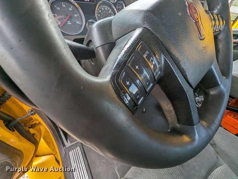 image for item MY9442 2019 Kenworth T680  semi truck