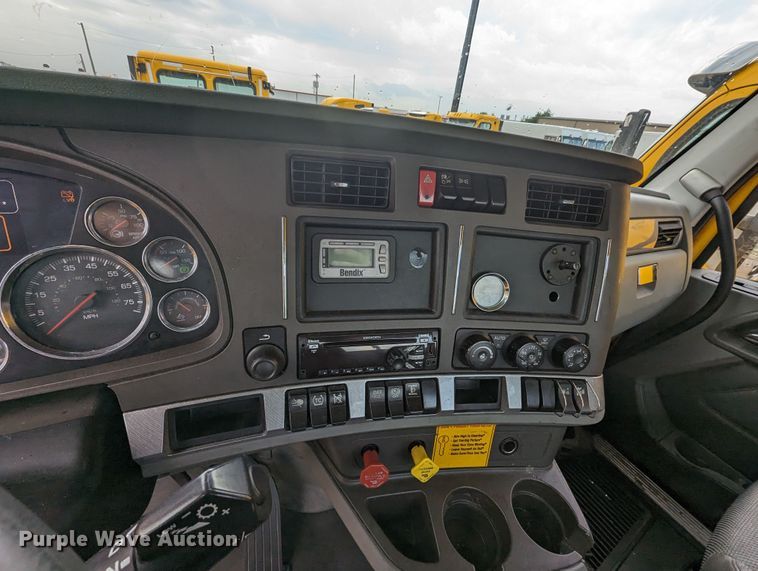 image for item MY9442 2019 Kenworth T680  semi truck