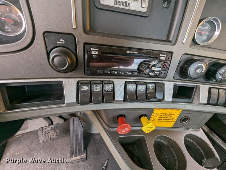 image for item MY9442 2019 Kenworth T680  semi truck